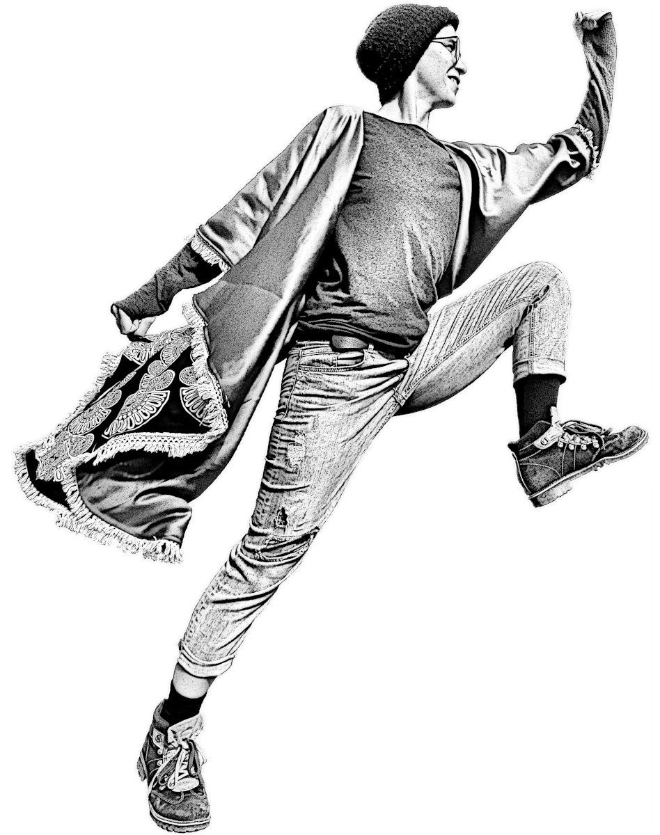 Lena Patinsky hebt theatralisch die Faust, mit Turban und Häkelbart.